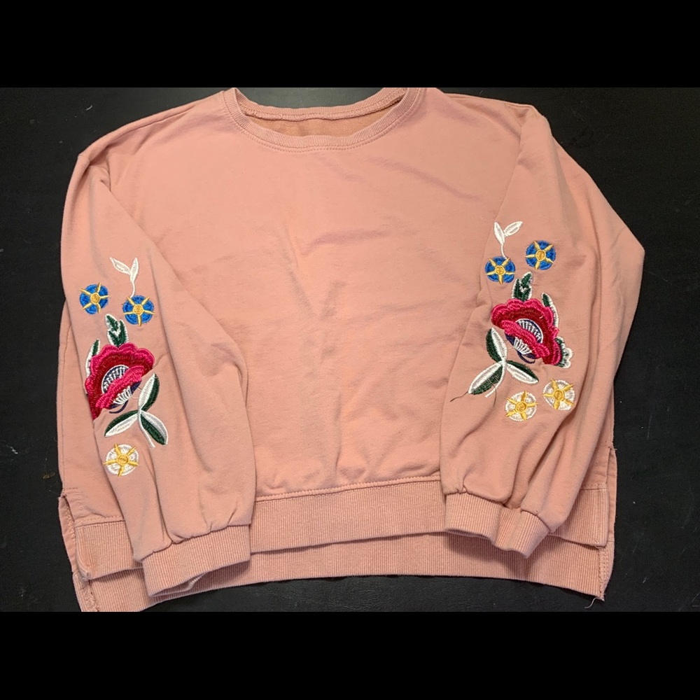 Flower embroidered crop top